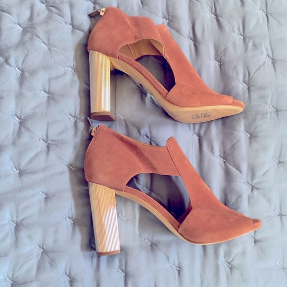 Beautiful MICHAEL KHORS blush suede heels! With gold heel - Picture 2 of 5